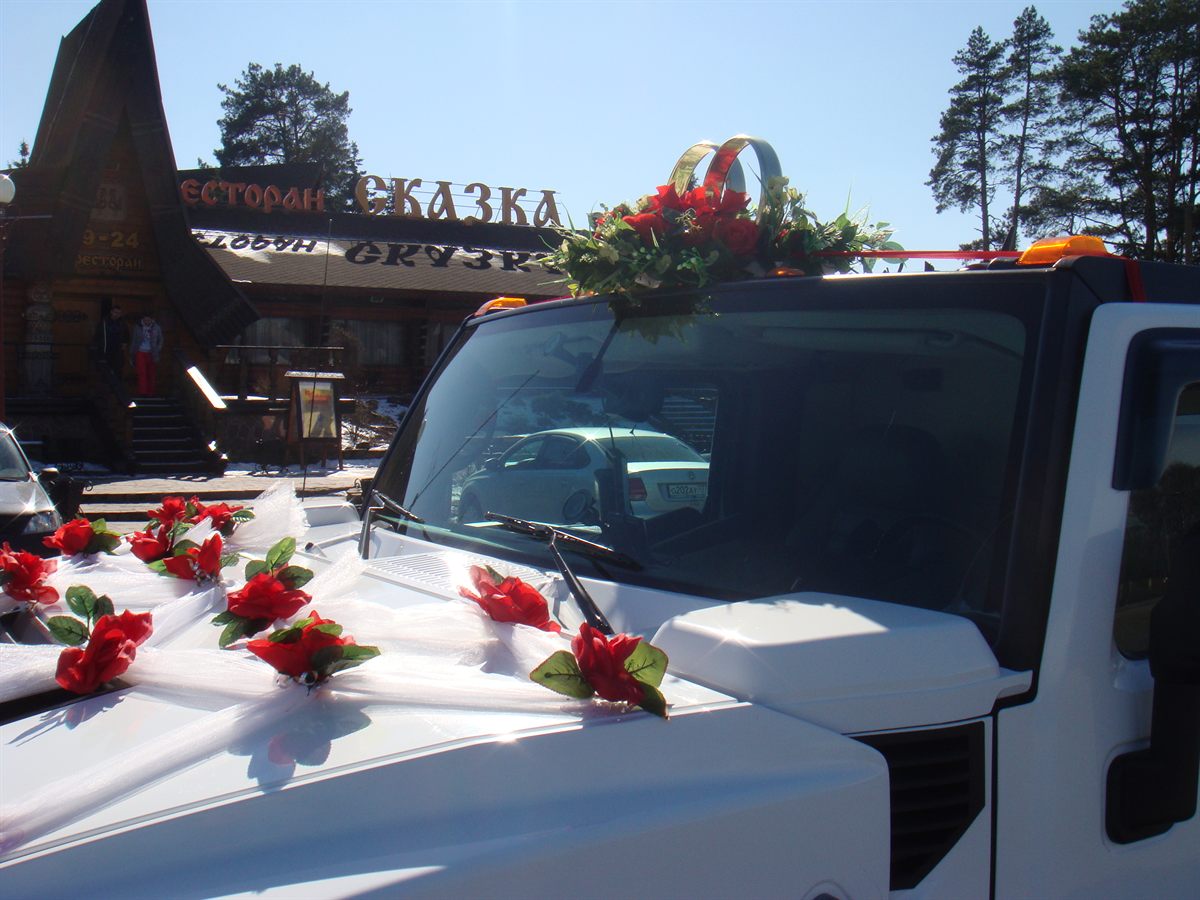 Передняя часть белого Hummer 678 с красным свадебным украшением