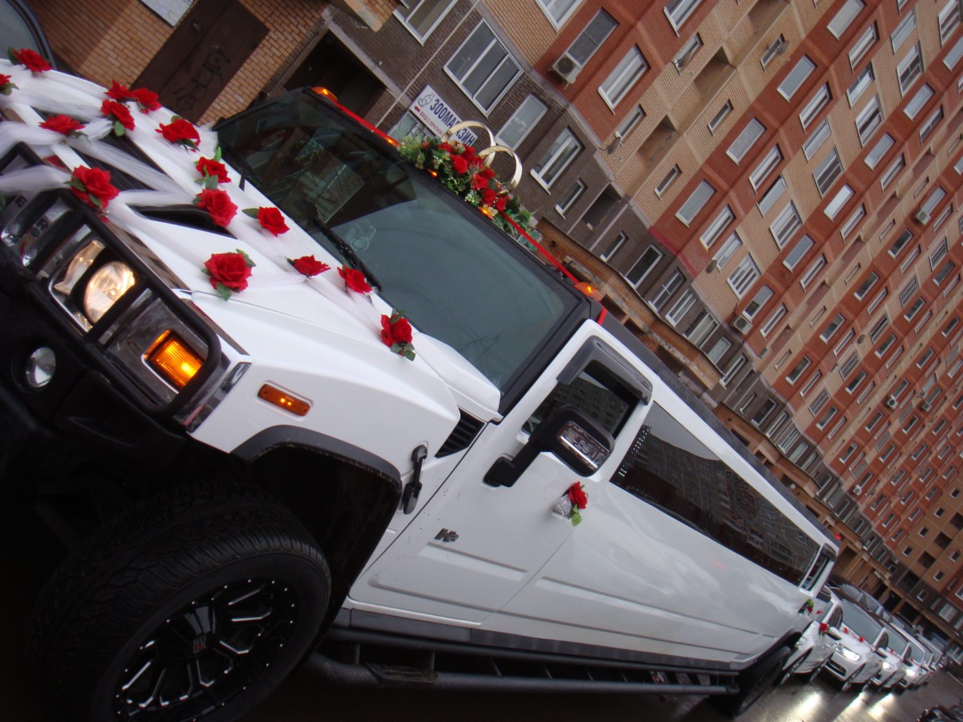 Крупный план белого Hummer 678 у дома