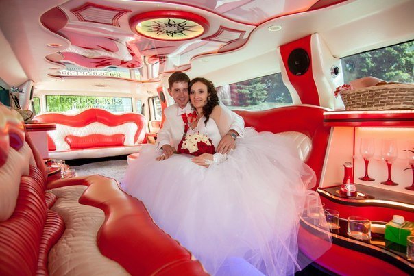 Салон Hummer 678 с красными диванами и неоновой подсветкой