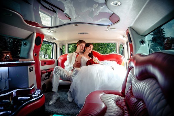 Салон Hummer 678 с красными диванами