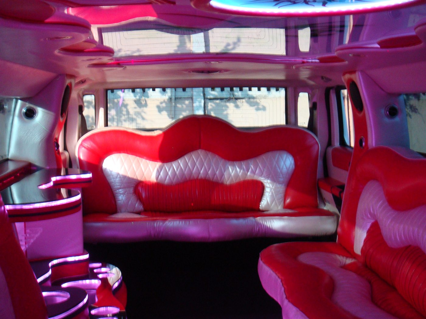 Красный диван в салоне Hummer 678