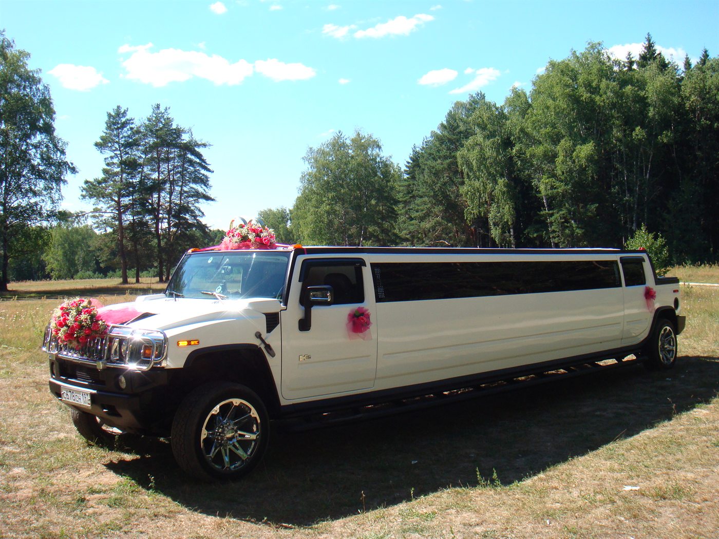 Белый лимузин Hummer 678 с украшением на капоте