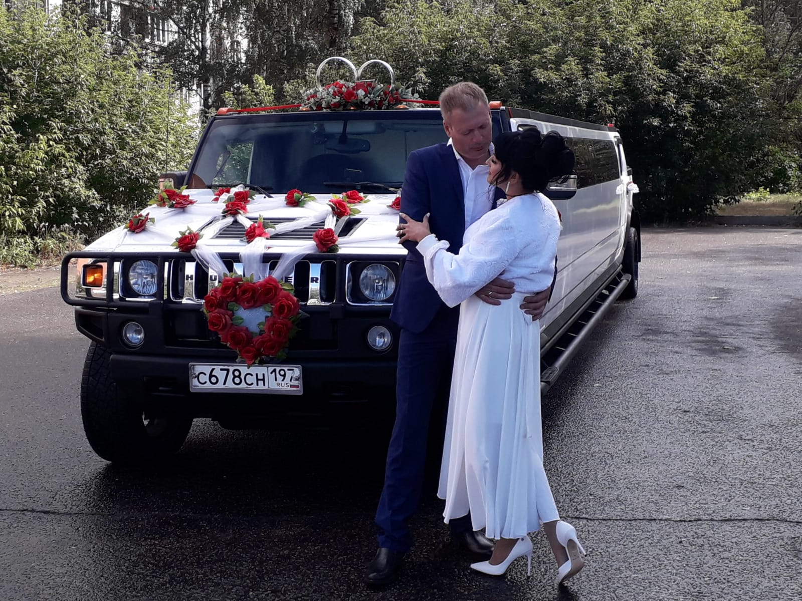 Молодожены рядом с белым Hummer на свадьбе в Ликино-Дулево